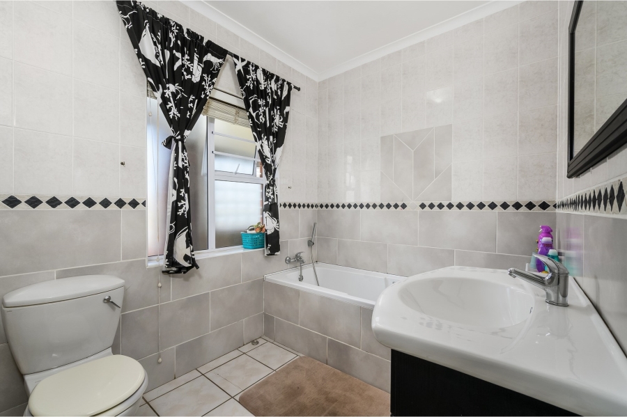 5 Bedroom Property for Sale in Summerstrand Eastern Cape